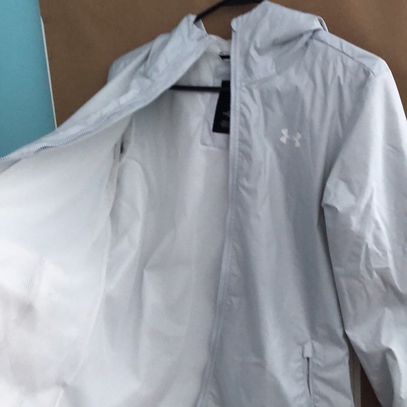 It’s a good piece of clothing to wear while running - Picture 2 of 3